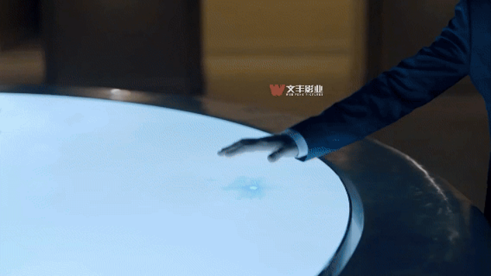 从案例看：如何为国企央企打造具有震撼力的宣传片 今天就通过一些真实的案例，带你一起深挖，我们是如何为国企央企打造让人惊叹的作品的。  案例一：海螺集团——从“普通”到“非凡” 首先说说海螺集团，这可是咱们为国企拍摄的经典案例之一。很多人可能对水泥行业的印象就是“灰蒙蒙的工地”和“沉闷的生产线”，那怎么能拍出震撼力呢？我们从这条思路切入：它不仅是建筑材料的供应商，更是默默推动社会发展的“城市筑梦者”。  这次拍摄，我们想让大家看到一个更真实、更有温度的海螺集团。除了智能化的生产线和高科技制造，我们把更多镜头对准了他们的社会责任——不仅助力城市建设，也在用行动回馈社会。 比如海螺的定点扶贫项目。他们不仅提供建筑材料，还通过产业扶持、就业帮扶，让偏远地区的人们拥有更稳定的生活来源。我们的镜头记录下这些改变：新建的扶贫车间里，孩子们在崭新的教室里安心学习。这些画面展现的，不只是一个企业的担当，更是无数家庭迎来的新希望。   我们用飞跃的镜头捕捉生产线上的每一个细节，特别是高温下流动的水泥、自动化机器的精准操作，以及环保设施的运作。这些看似“普通”的画面，经过镜头的雕琢，转瞬间就变成了震撼的视觉冲击力——水泥行业，也能拍出如此未来感十足的大片！让人看完不止是“震撼”，还有深深的敬意。   案例二：中建钢构——从建筑工地到“大师级艺术” 再来说说中建钢构。当初接到这个项目时，我脑海里浮现的画面是：庞大的钢铁结构、密密麻麻的工地和嘈杂的建筑机器。这些元素，如何才能拍得有震撼力？这可考验我们的创意了。 首先，拍摄的时候，我们不是一味展示工地的“硬”画面，而是想办法用“柔”来讲故事。我们采用了大量延时摄影和航拍，给镜头更多的空间去捕捉建筑在施工过程中的细节。  从钢铁梁柱的焊接到高空作业员的步伐，每一幕都呈现出一种“震撼”的美感。这些工人不是在做单调的工作，而是在铸造奇迹的城市建筑。 每一根钢筋就像是一个个未来世界的支柱，而这些画面也让人不禁肃然起敬。你会发现，原本普通的建筑工地，在文丰影视的镜头下，也能拍出震撼心灵的大片！   案例三：中建科工——未来感与绿色建筑的结合 如果你以为中建钢构的震撼力就到此为止，那就错了！接下来中建科工的案例简直让人眼前一亮。 中建科工专注于绿色建筑和智能城市的打造，这无疑是一个充满未来感的领域。 拍摄时，我们的目标是要让观众不仅仅看到“建筑”这一物理构建，而是看到它如何与未来的城市生活、与人类的环保需求息息相关。 我们通过高科技镜头，展示了他们的智能建筑如何实现能源的自我调节，以及节能环保材料如何使用到每一栋楼宇里。  最酷的部分，是我们在片中加入了未来城市的设想，拍摄了一些概念化的“未来城市”场景，把中建科工打造的建筑放在了未来的背景里，给人一种超越时空的震撼感。 这种跨越时间与空间的叙事手法，不仅让人感受到企业的前瞻性和创新力，更让人对“绿色建筑”的未来充满期待。   你可能会问：“看起来很牛，但怎么能做到每次拍摄都这么震撼？”其实，震撼力的核心就在于细节。 无论是海螺的环保生产线，还是中建钢构的延时和航拍，或者是中建科工的未来建筑设想。我们从来不只是简单地拍摄场景。我们更注重“讲故事”，通过镜头把客户的优势、技术和文化传递给观众。我们常说：“每个细节都能引爆视觉的震撼感。”  所以，如果你也希望你的企业宣传片能有这样“打动人心”的效果，找文丰影视就对了！我们有十足的经验和强大的创意团队等着为你打造属于你的震撼力大片！